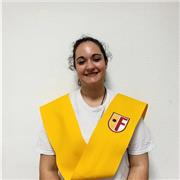 Chica joven que ofrece clases particulares a niños de primaria en la asignatura de Lenguaje